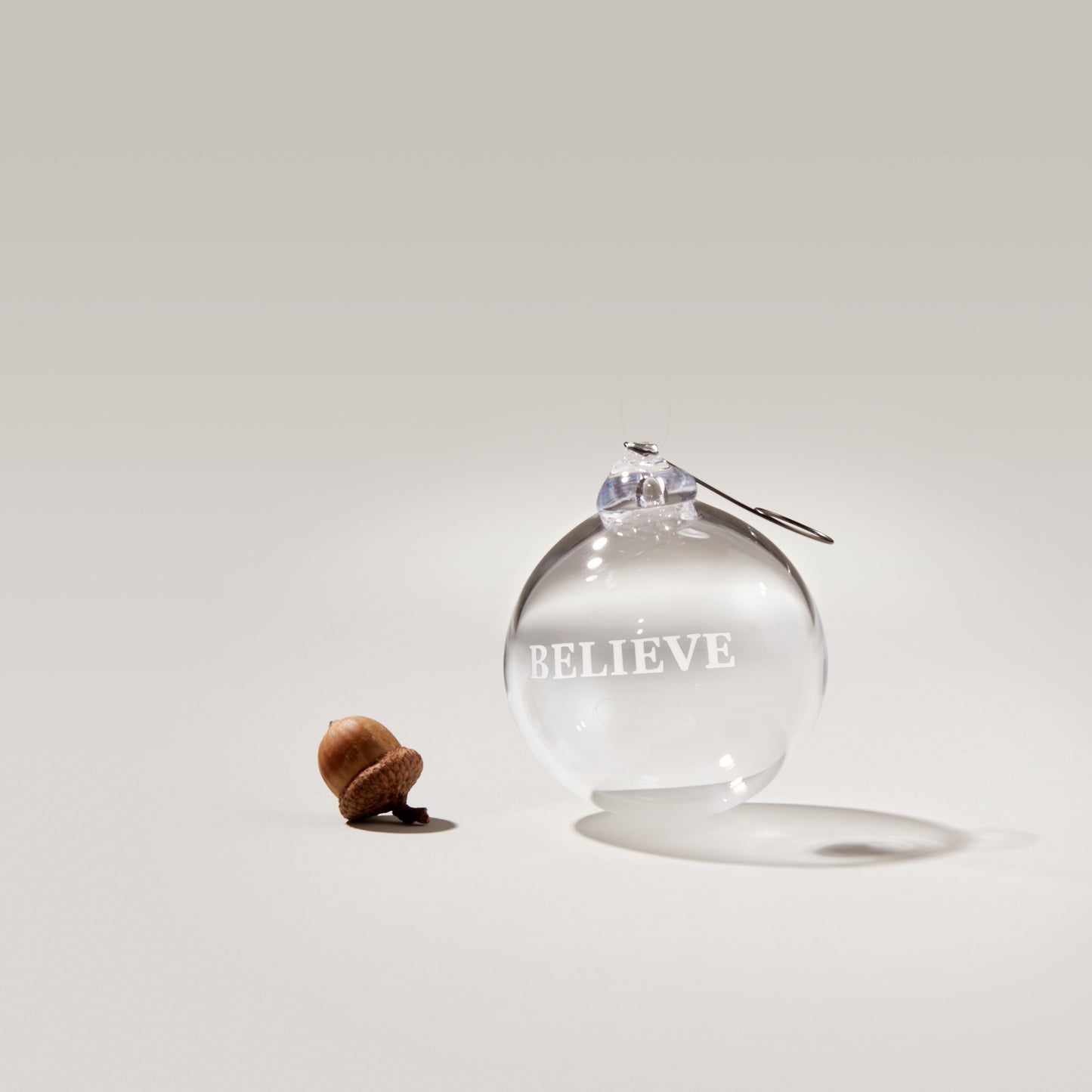 Ornamento rotondo Believe inciso in confezione regalo 