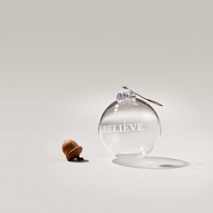 Ornamento rotondo Believe inciso in confezione regalo 