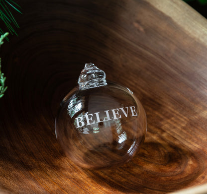 Ornamento rotondo Believe inciso in confezione regalo 
